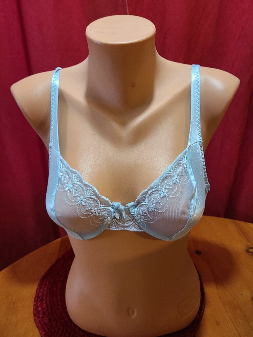 VTG Maidenform Bra Sweet Nothings Savvy LT. Blue 34B RARE! Embroidered Demi 90's